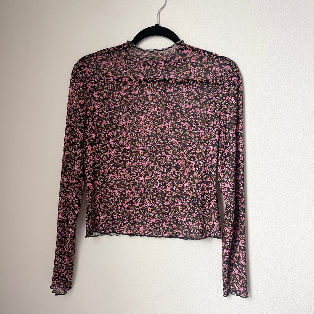 H&M DIVIDED mesh floral lettuce hem blouse 
Size L